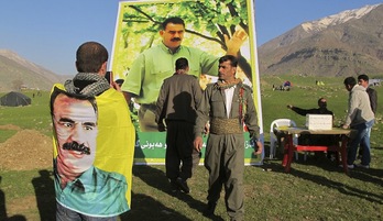 Los retratos del líder del PKK jalonaban la fiesta del Newroz en las montañas de Kandil. (Karlos ZURUTUZA)