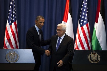 Barack Obama estrecha la mano de Mahmud Abbas en Ramallah. (Ahmad GHARABLI/AFP) 