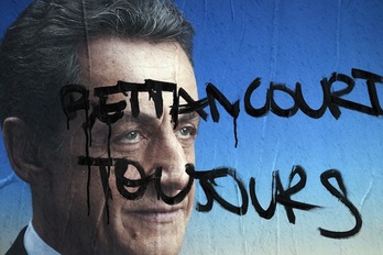 Pintada en un cartel de Sarkozy que hace referencia al caso Bettencourt. (Joel SAGET/AFP)