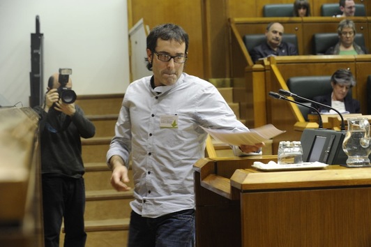 Julen Arzuaga se dispone a intervenir. (ARGAZKI PRESS)