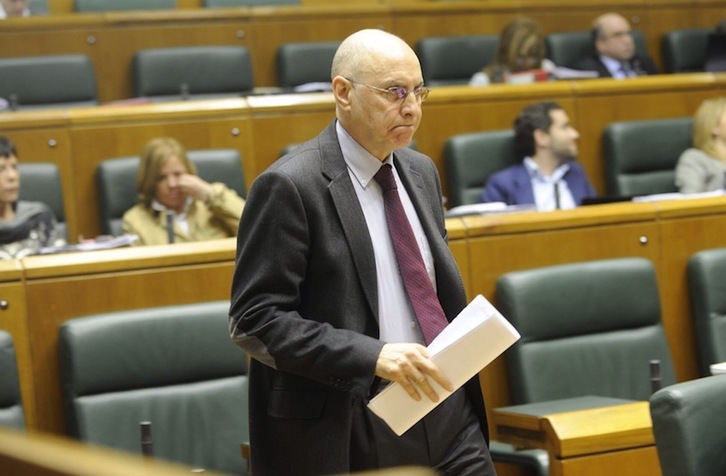 Rodolfo Ares, durante el pleno de este viernes. (Raúl BOGAJO/ARGAZKI PRESS)
