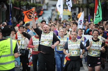 Jendeak gogo handiaz hartzen du Korrikaren lekukoa. (ARGAZKI PRESS)