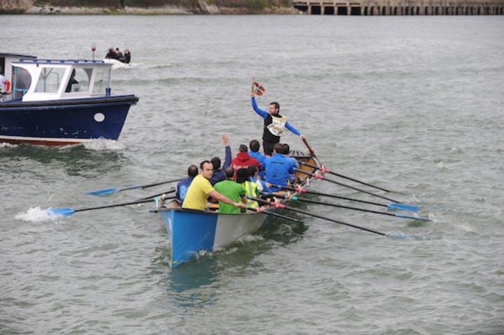 Txalupan gainditu du Korrikak 2.000 kilometroko langa. (ARGAZKI PRESS)