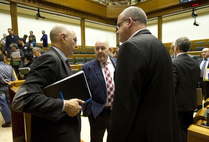 Ares, Iturrate y Egibar conversan durante el pleno. (Raul BOGAJO/ARGAZKI PRESS)