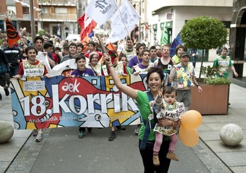 Txalupan gainditu du Korrikak 2.000 kilometroko langa. (ARGAZKI PRESS)