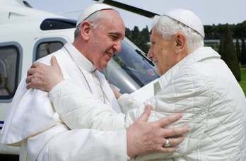 Benedicto XVI se abrazan ante la llegada del nuevo Papa. (AFP)