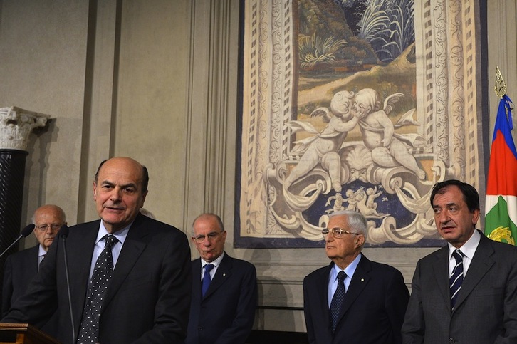 Bersani, en primer término, aceptaba este viernes el mandato de Napolitano para intentar formar un nuevo gobierno. (Vincenzo PINTO/AFP)