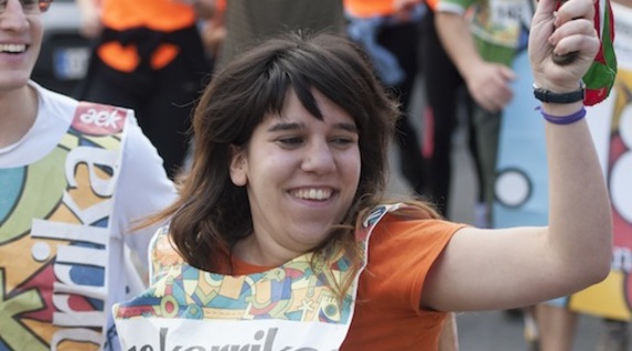 Araitz Muguruza, GARAko langileak eraman du lekukoa Zarautzen. (Gorka RUBIO/ARGAZKI PRESS)