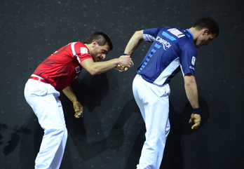 Berasaluze eta Barriola, Bizkaia pilotalekuan jokatutako partidan. (Jon HERNAEZ/ARGAZKI PRESS)