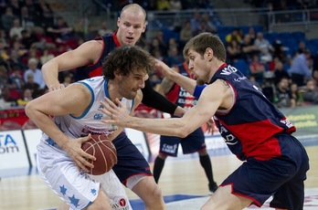 Partido entre Caja Laboral y Lagun Aro, con victoria para los gasteiztarras. (Raul BOGAJO/ARGAZKI PRESS)