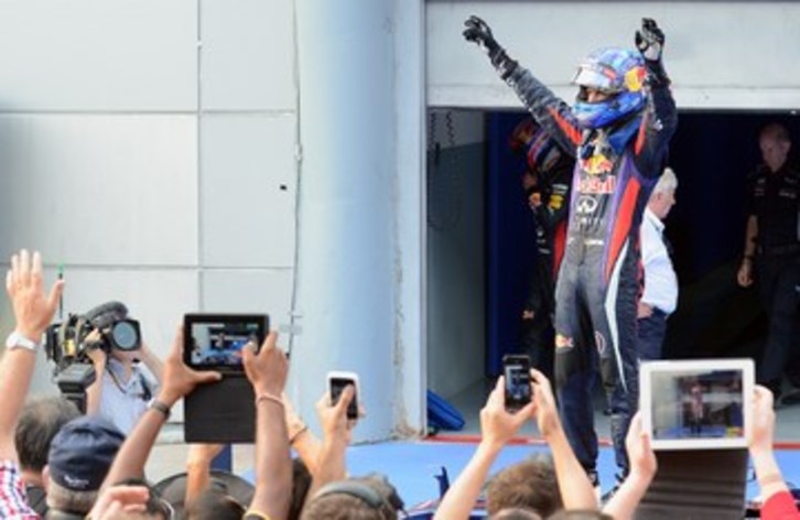 Vettel, Sepango zirkuitoan lortutako garaipena ospatzen. (Roslan RAHMAN/AFP)