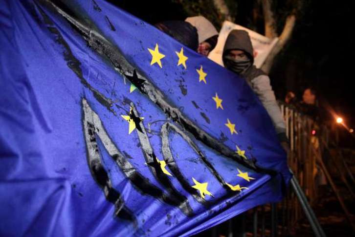 Un chipriota porta una bandera europea en el que se lee un gran ‘No’. (Yiannis KORTOGLOU/AFP)