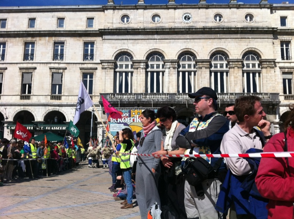 Euskalakariak Korrikaren zain izan dira, eguzkipean. (Ramon SOLA)