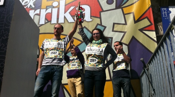 AEKk azken kilometroa egin ondoren, lekukoa oholtza gainera heldu da, Amets Arzallusek irakurri aurreitk. (Ramon SOLA)