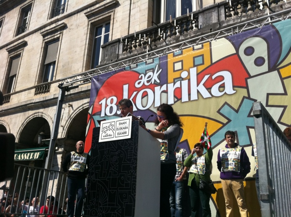 AEKko arduradunen hitzartzea, botere publikoei euskara ikasteko baliabideak eskatuz. (Ramon SOLA)