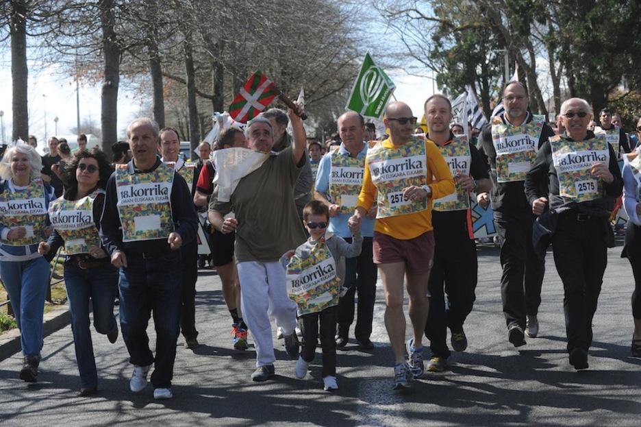 Baionako Herriko Etxeko ordezkariak, korrika. (Gaizka IROZ)