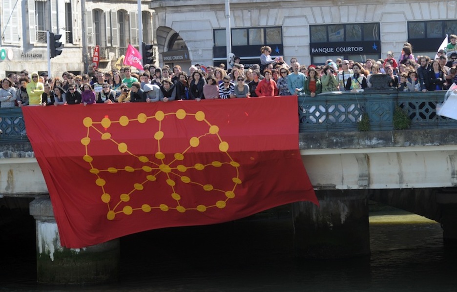 Nafarroako bandera handi batekin jantzi dute Baionako zubia. (Gaizka IROZ)