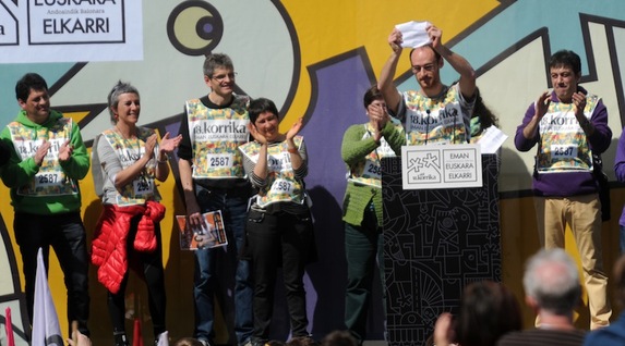 Amets Arzallusek lekukoa ireki eta mezua erakutsi duen momentua. (Gaizka IROZ)