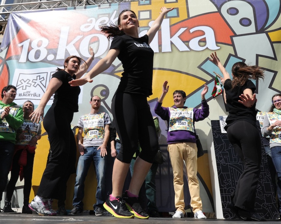 Ekitaldi amaieran, dantzariak taula gainean. (Gaizka IROZ)