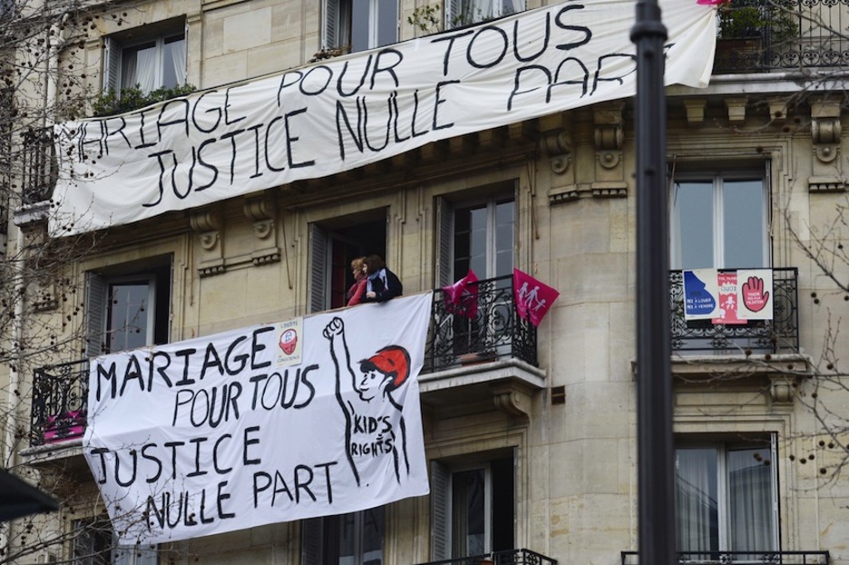 Dos grandes carteles colgados en una fachada reclamaban el matrimonio para todas las personas. (Eric FEFERBERG/AFP) Dos grandes carteles colgados en una fachada reclamaban el matrimonio para todas las personas. (Eric FEFERBERG/AFP)