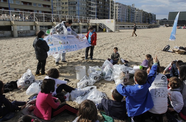 Mariaren Bihotza eskolako haurrek Zurriolako hondartza garbitu zuten. (Gotzon ARANBURU)