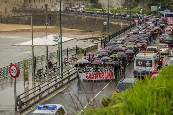 Imagen de la concentración que han celebrado frente al Ayuntamiento de Getaria. (Gorka RUBIO/ARGAZKI PRESS)