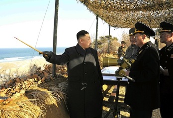 El líder norcoreano, Kim Jong-Un, ha dirigido en persona unos ejercicios militares. (AFP PHOTO)