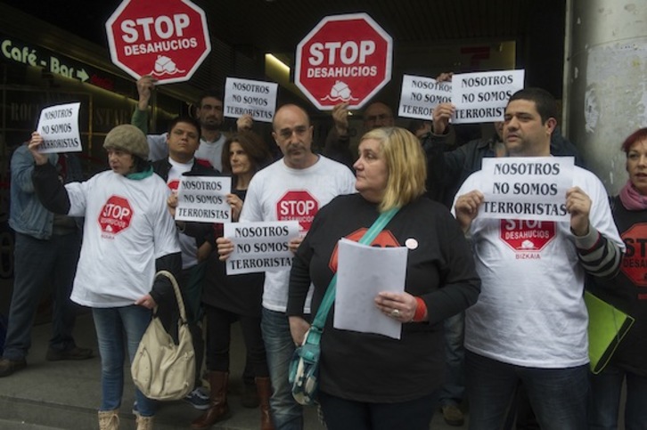 Marta Uriarte, junto a miembros de Stop Desahucios, en una protesta ante la sede del PP en Bilbo. (Monika DEL VALLE/ARGAZKI PRESS)
