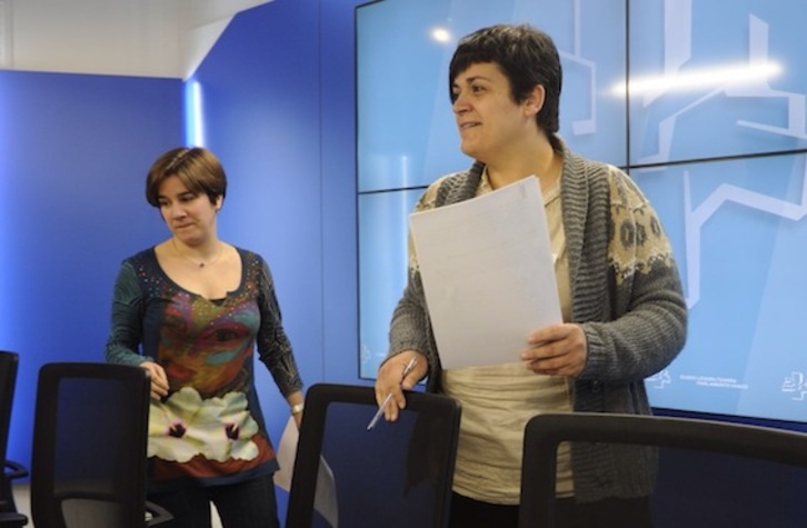 Leire Pinedo y Marian Beitialarrangoitia, parlamentarias de EH Bildu. (ARGAZKI PRESS)