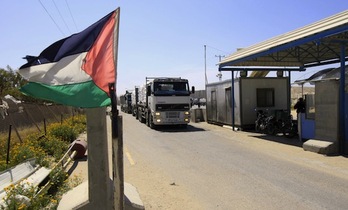 Un camión atraviesa un paso fronterizo, reabierto este jueves. (Said KATIB/AFP PHOTO)