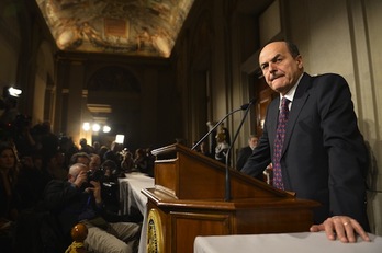 Pier Luigi Bersani, Napolitanorekin izandako bilerara sartu baino lehen. (Alberto PIZZOLI/AFP PHOTO)