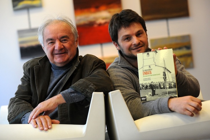 Jon Etxeberri-Aintxart eta Peio Etxeberri-Aintxart, ‘Le movement Enbata, à la source de l'abertzalisme du nord’ liburuaren aurkezpenean. (Gaizka IROZ)