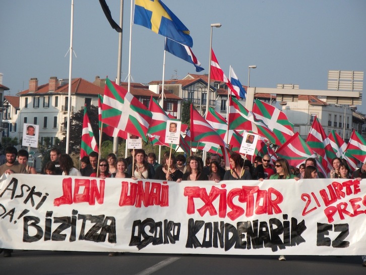 Manifestación en Donibane Lohizune (2011) para denunciar las dos décadas en prisión que llevaban el propio Ion Kepa Parot y Jakes Esnal, Unai Parot y Frederik Aranburu, ‘Txistor’.