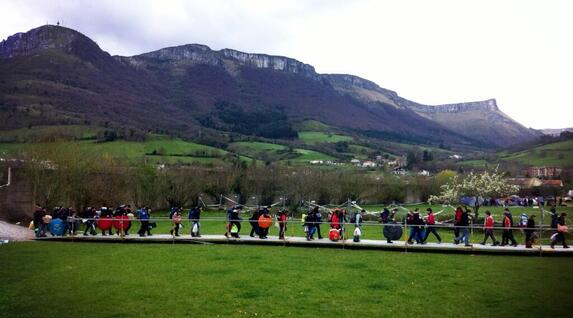 Lehen orduan eguraldia lagun izan dute bertaratuek. (@erreharria)