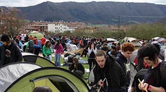 Giro onean ezarri dituzte oihal etxeak akanpalekuan gazteek. (Topatu.info)