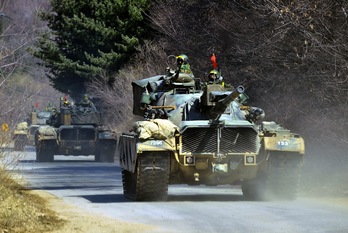 Tanques del Ejército de Corea del Sur maniobran cerca de la frontera con el Norte. (JUNG YEON-JE / AFP PHOTO)