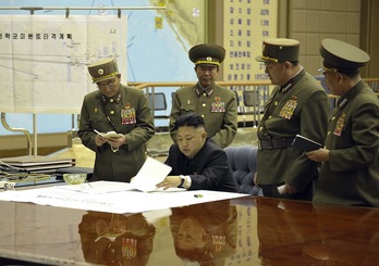 El líder norcoreano, Kim Jong-Un firma la orden de disponer sus misiles en ‘stand-by’. (KCNA via KNS)