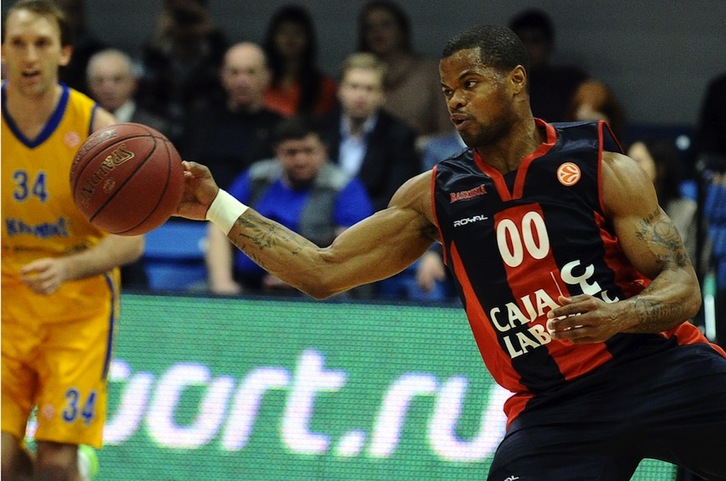 Omar Cook durante el partido de hoy ante el Khimki. (Yuri KADOBNOV / AFP PHOTO)