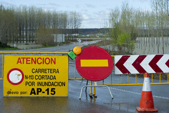 La carretera N-113 está cortada en Castejón. (Iñigo URIZ/ARGAZKI PRESS)