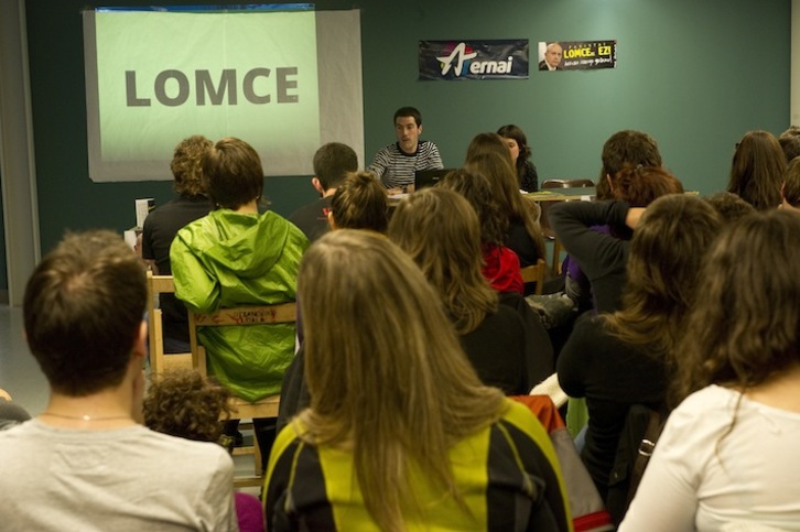 Hezkuntza erreformari buruzko tailerra egin dute goizean. (Raul BOGAJO/ARGAZKI PRESS)