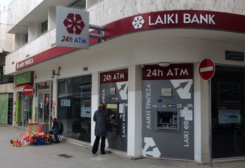 Los depositos garantizados en Laiki Bank, el segundo mayor banco del país, serán transferidos a Cyprus Bank. (Patrick BAZ/AFP)