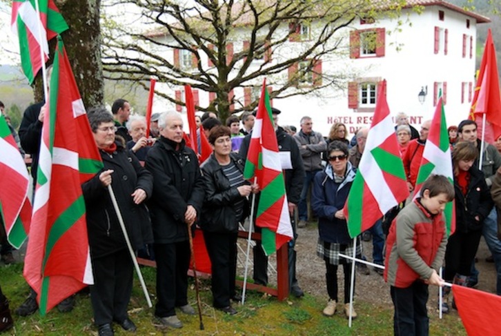 Ikurrina ugari ikusi dira Itsasuko ekitaldian. (Bob EDME)