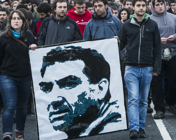 Miles de jóvenes denunciaron ayer la muerte de López Peña en la Gazte Danbada. (Luis JAUREGIALTZO / ARGAZKI PRESS)