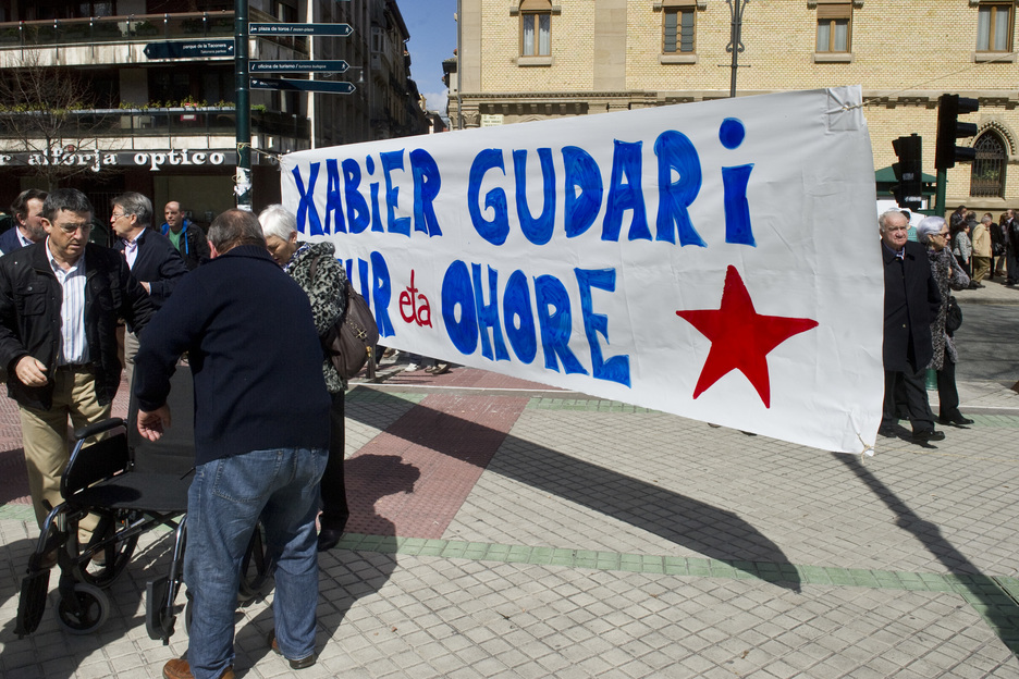 Xabier Lopez Peñaren heriotza salatu dute manifestazioan. (Iñigo URIZ / ARGAZKI PRESS)