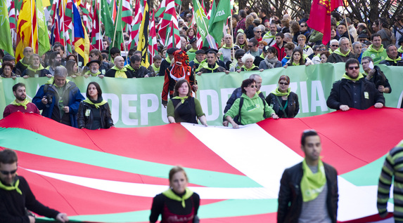 Ikurriña erraldoi batek ireki du Iruñeako manifestazioa. (Iñigo URIZ / ARGAZKI PRESS)
