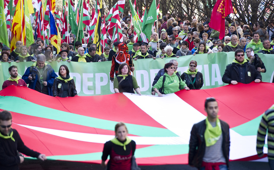 Ikurriña erraldoi batek ireki du Iruñeako manifestazioa. (Iñigo URIZ / ARGAZKI PRESS)