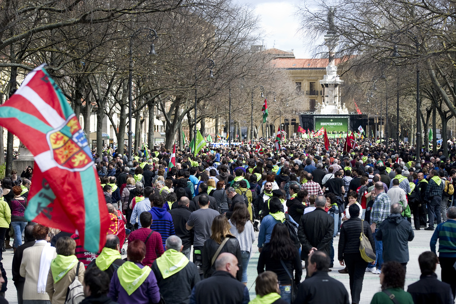 Milaka lagun batu dira Iruñean. (Iñigo URIZ / ARGAZKI PRESS)
