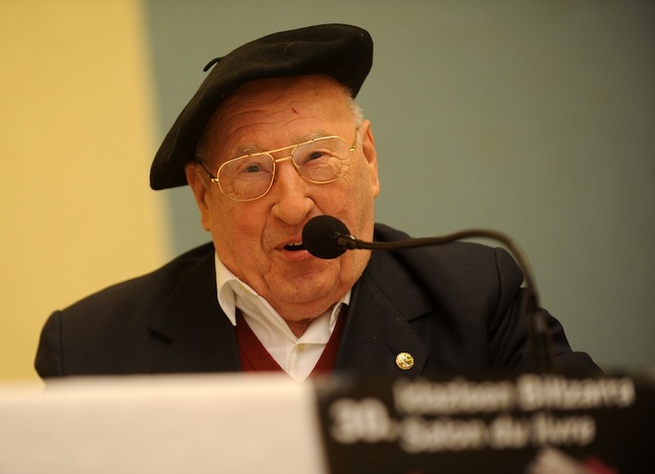 Haritxelhar, Idazleen Biltzarrean, omenaldia jaso duenean. (Gaizka IROZ)