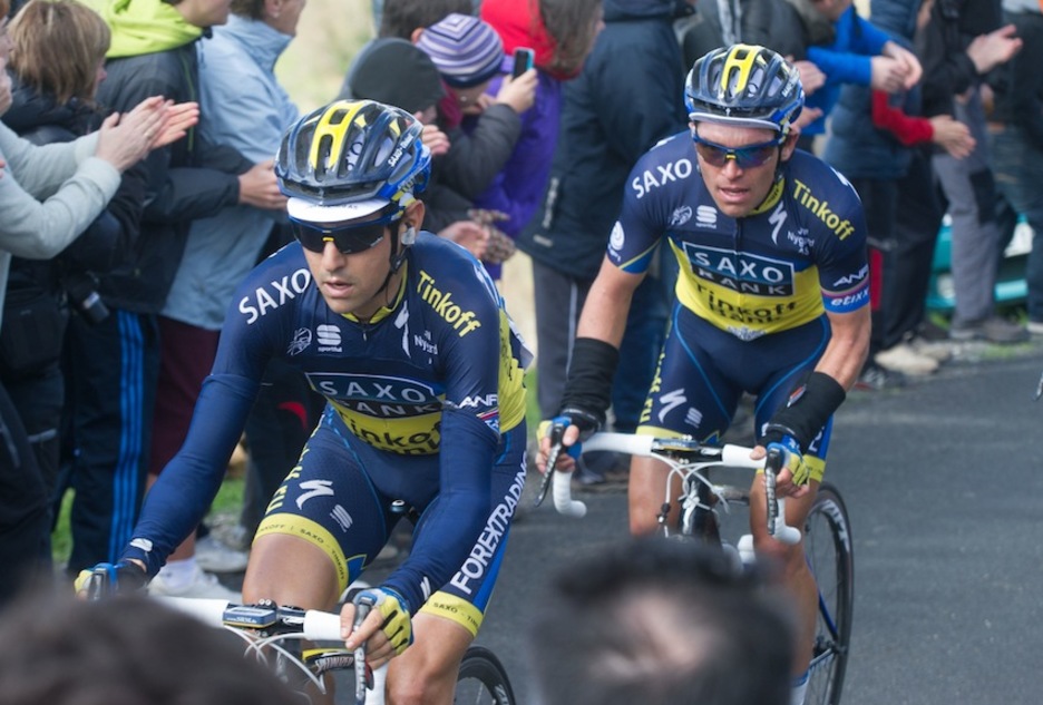 Alberto Contador, froga irabazteko faboritoetako bat, taldekide baten atzetik. (Andoni CANELLADA/ARGAZKI PRESS)