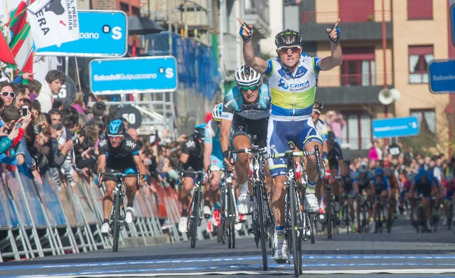 Esprintean erabaki da lehenengo etapa garaipena eta Simon Gerrans izan da azkarrena. (Andoni CANELLADA/ARGAZKI PRESS)